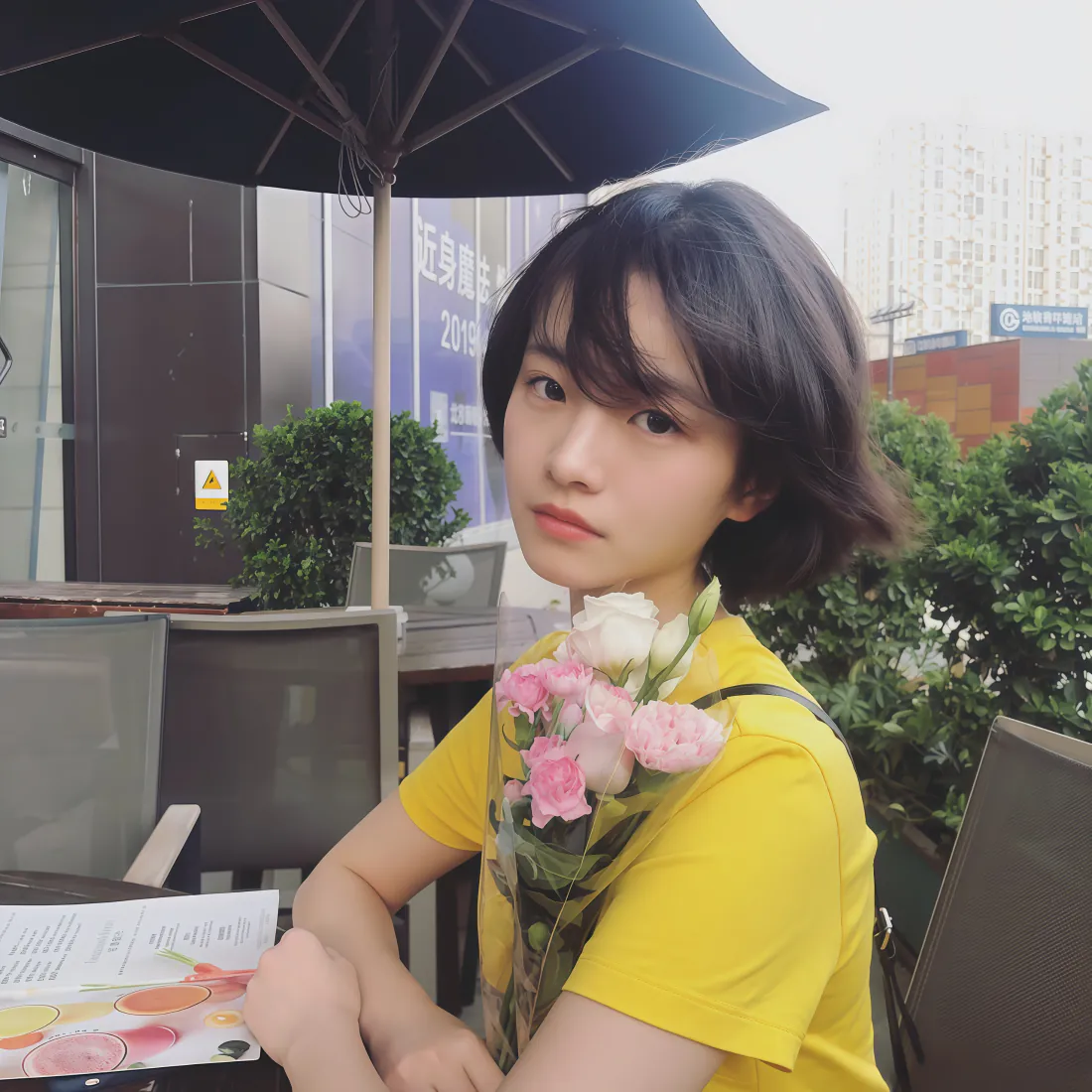 李庚希手机壁纸｜黄衣短发花束背景图片 - 清新日常「哲风壁纸」