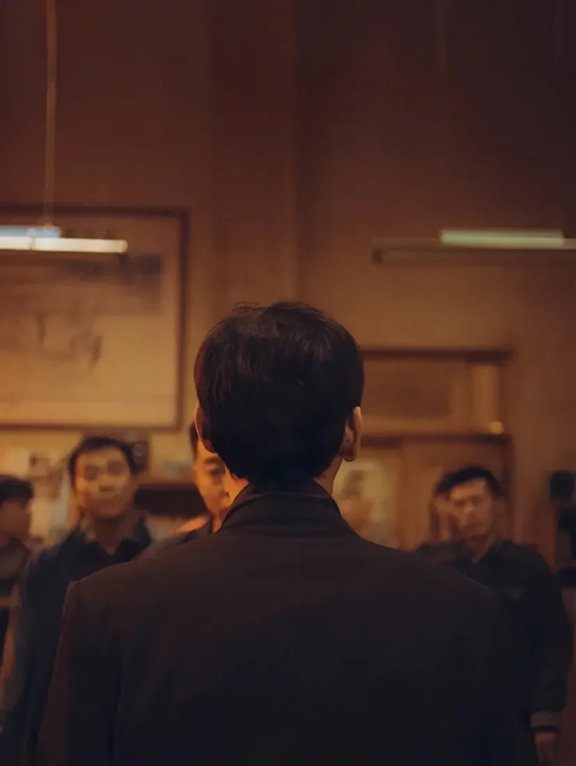 蒋奇明手机壁纸｜复古室内人群背景图片 - 怀旧影视「哲风壁纸」