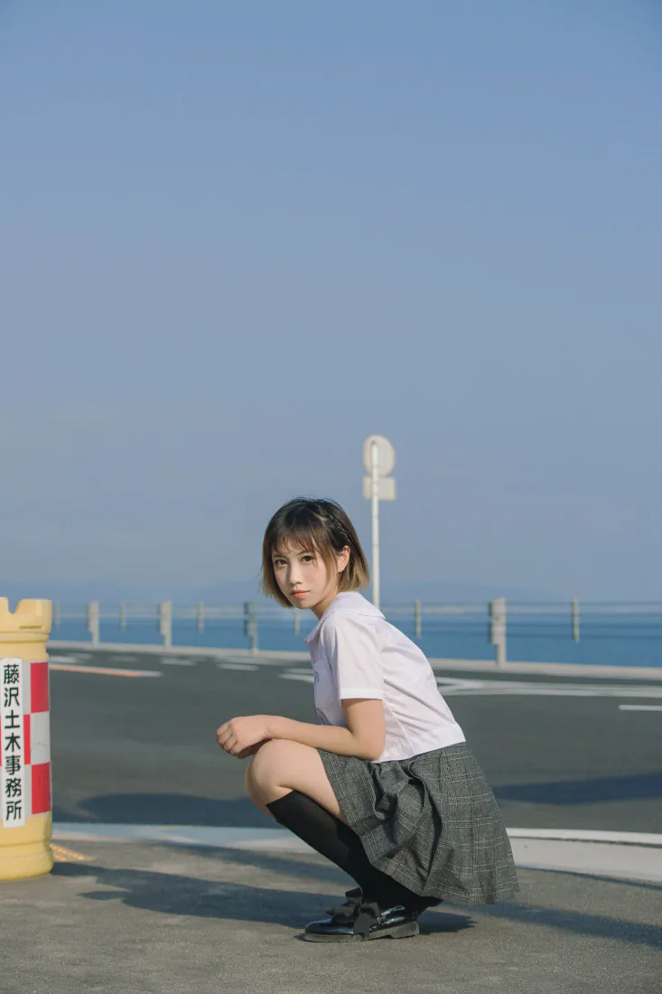 短发少女手机壁纸|海边公路蹲姿写真背景图片 - 清新日系「哲风壁纸」 短发少女手机壁纸|海边公路蹲姿写真背景图片 - 清新日系「哲风壁纸」