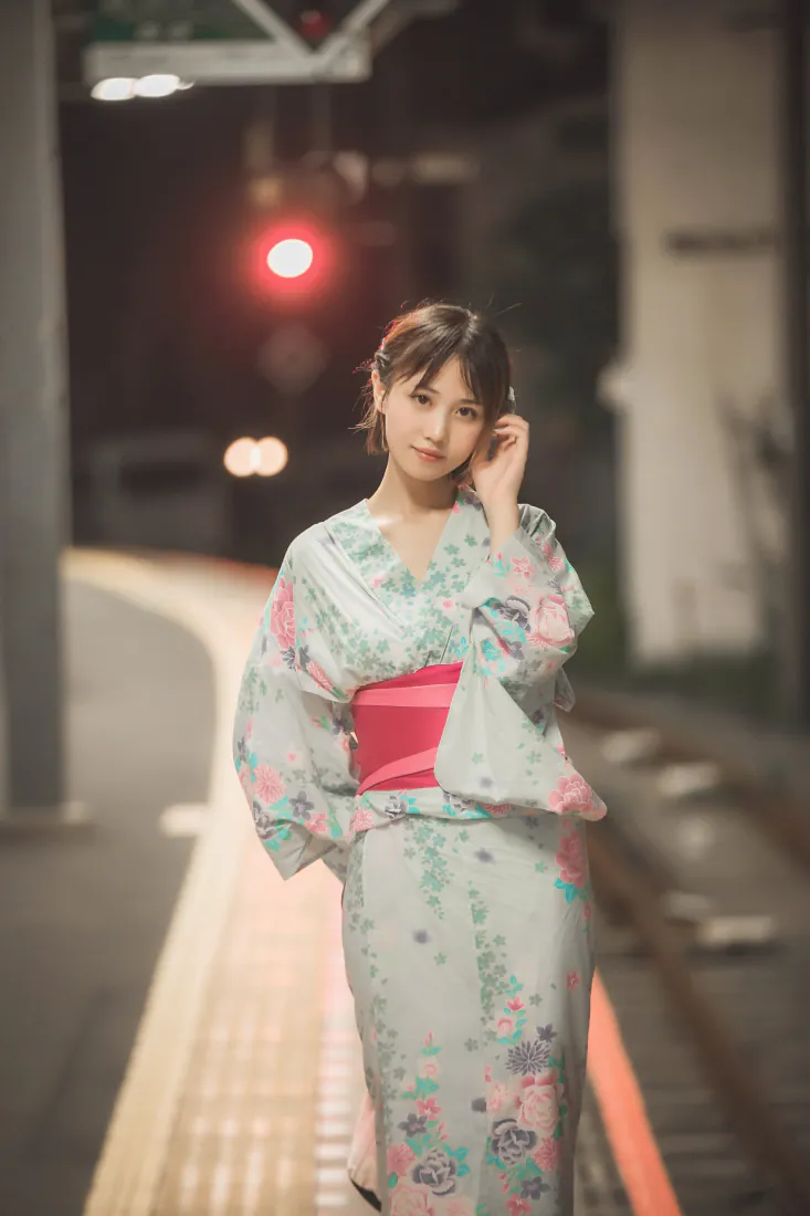 和服少女手机壁纸｜夜晚站台和服女子背景图片 - 清新写真「哲风壁纸」