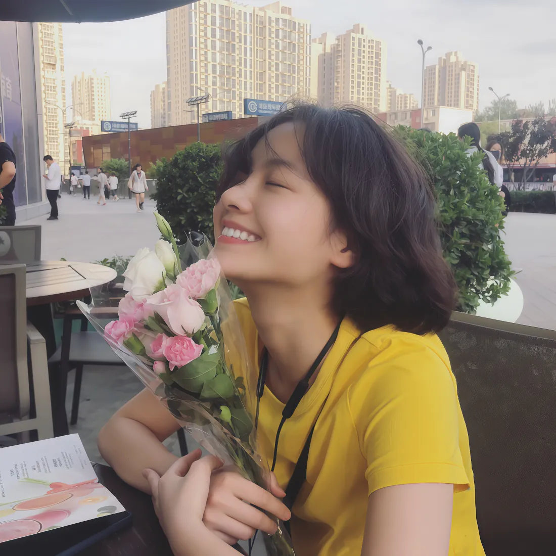 李庚希手机壁纸|户外手持花束背景图片 - 清新日常「哲风壁纸」 李庚希手机壁纸|户外手持花束背景图片 - 清新日常「哲风壁纸」