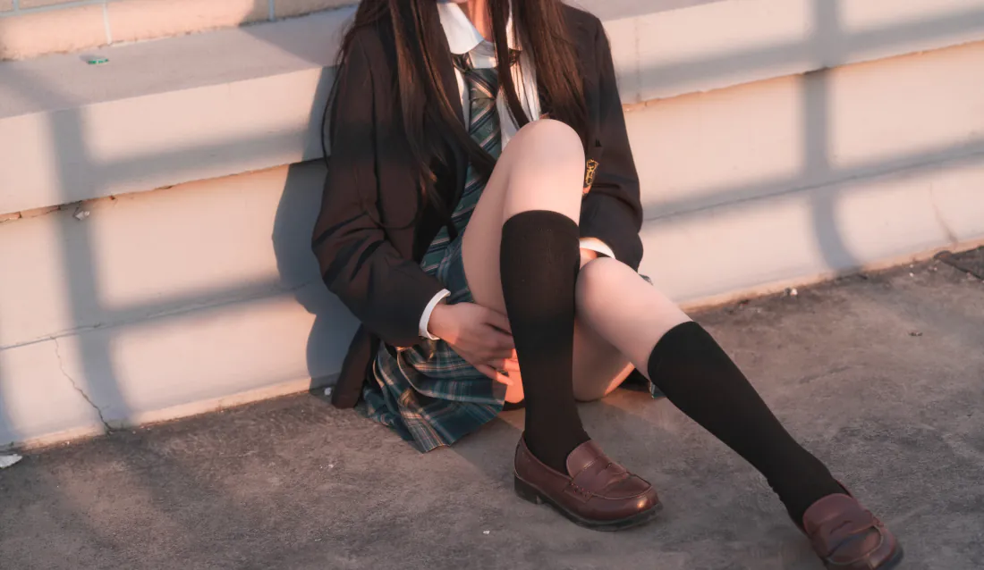 5k写真壁纸-黑丝女孩背景图片 - 西装jk美女「哲风壁纸」
