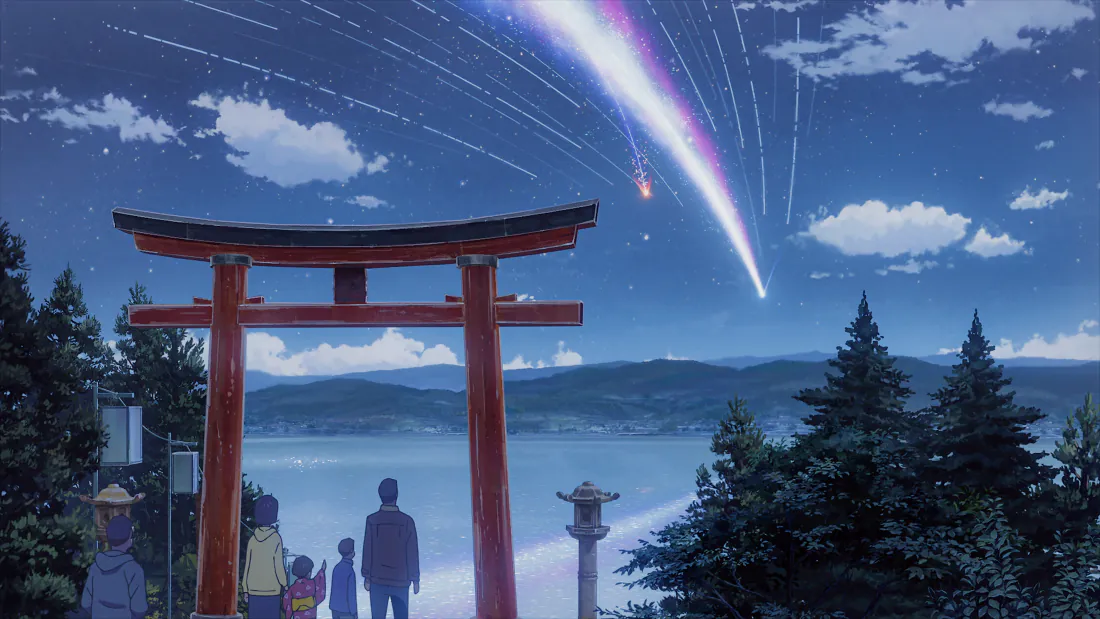 红色鸟居前人群眺望湖面，天空划过拖着紫白光尾的彗星与流星。