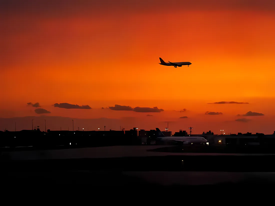 3k旅行壁纸-逃离世界背景图片 - 夕阳下的飞机「哲风壁纸」
