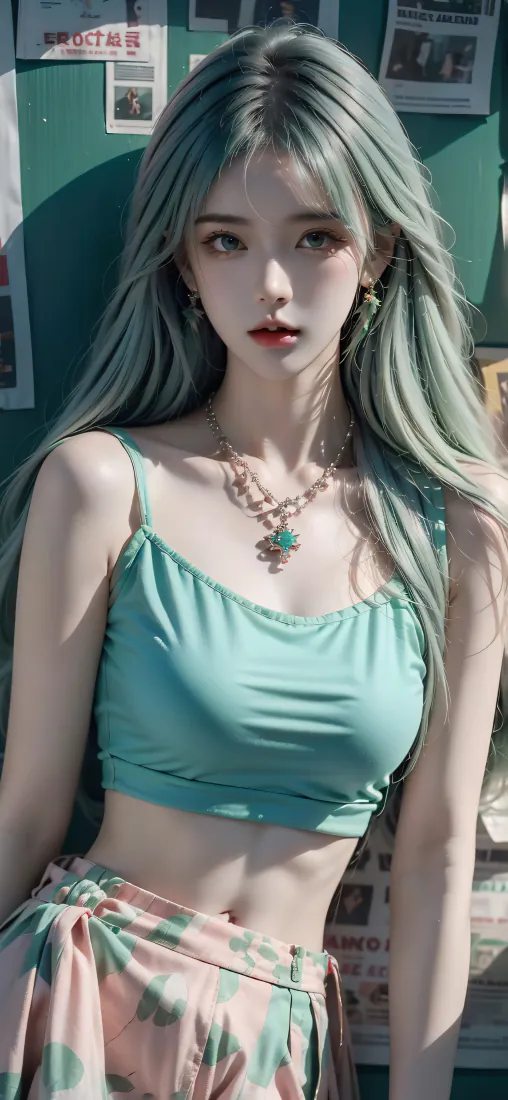 薄荷绿长发少女穿青绿色吊带露脐装，搭配粉绿碎花裙，站在贴满海报的绿墙前。