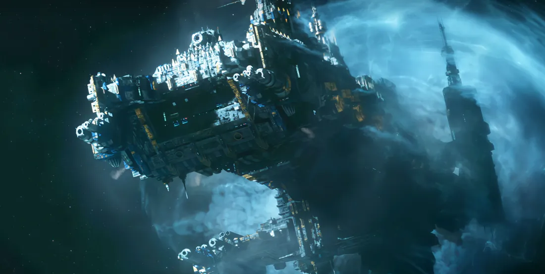 幽暗宇宙空间中漂浮着破损的废弃战锤星舰残骸，周围环绕淡青色星云。