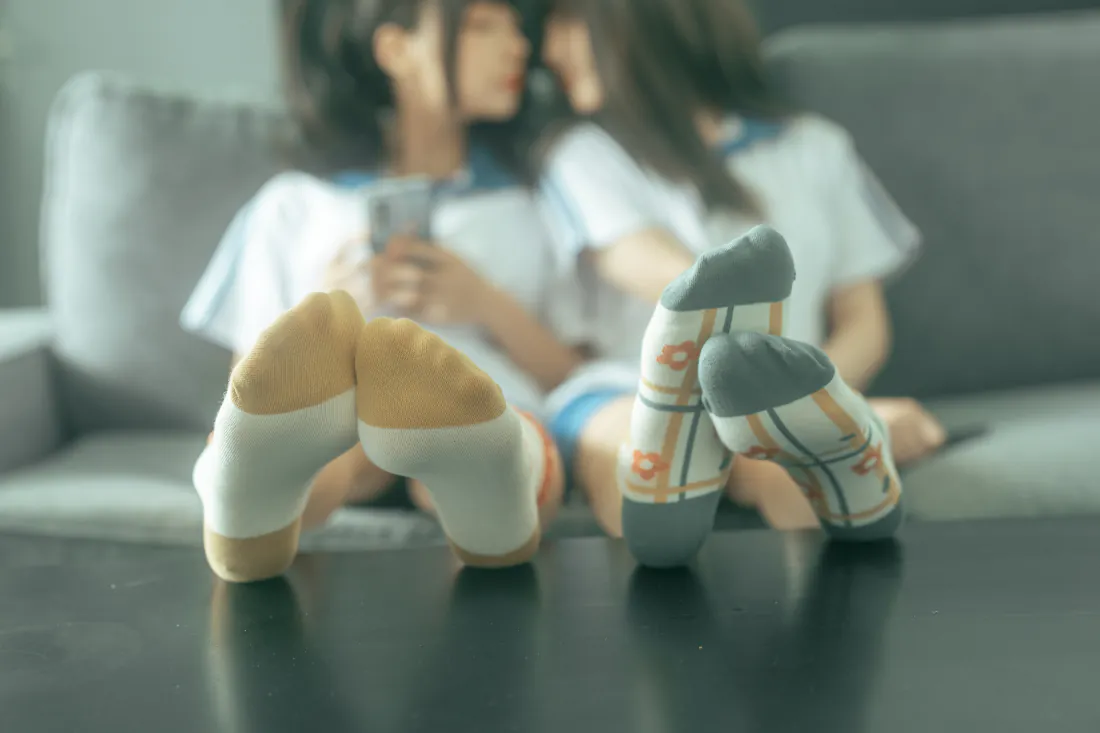 5k少女壁纸｜沙发上的双少女背景图片 - 清新治愈「哲风壁纸」