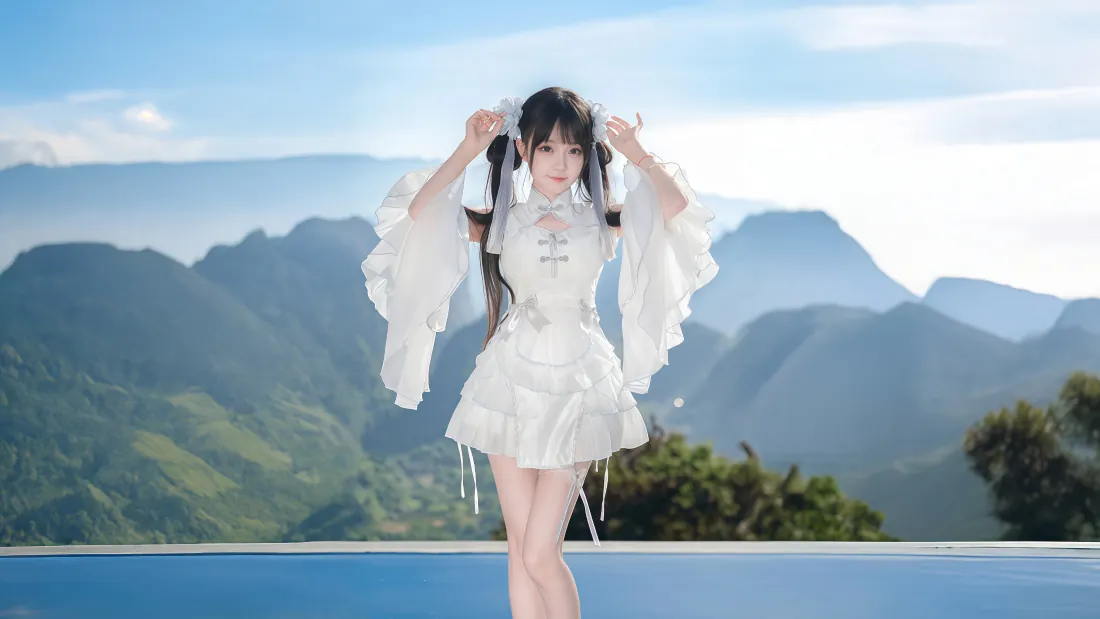 3k双马尾少女壁纸|泳池远山蓝天背景图片 - 清新国风「哲风壁纸」 双马尾少女身着白色国风短连衣裙,立于泳池边,背景是层叠青山与晴朗蓝天。