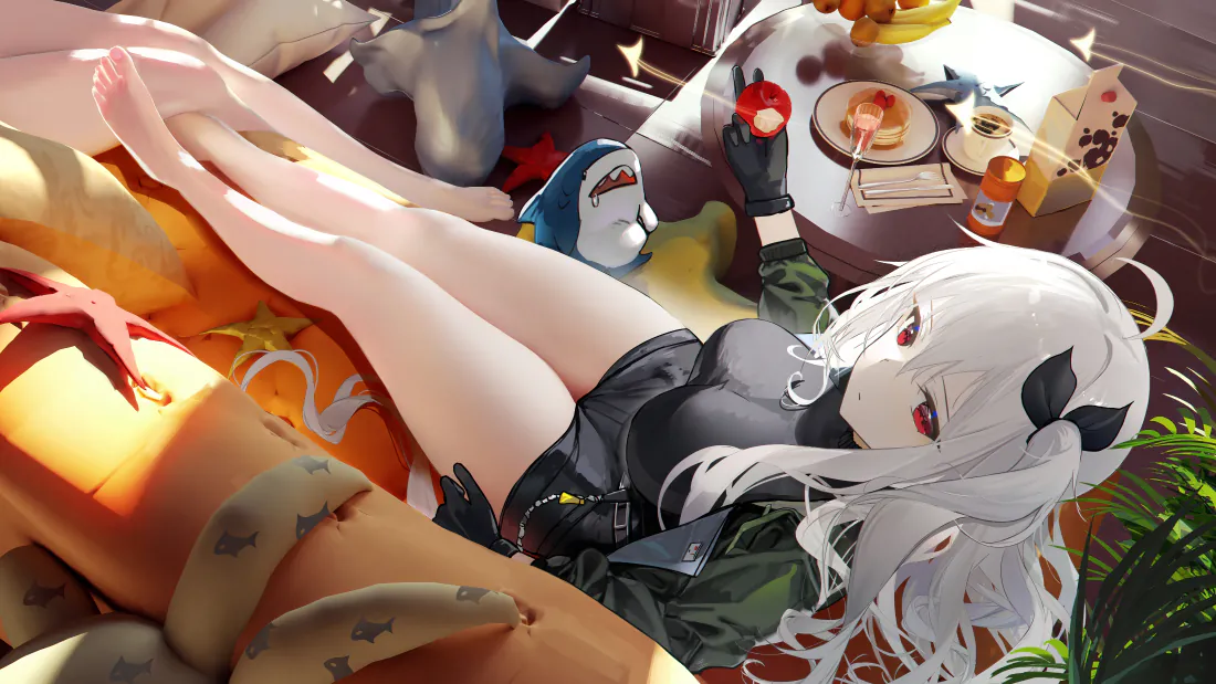 白发红瞳少女身着黑色连衣裙与白丝，躺卧在居家沙发上，身旁摆放鲨鱼玩偶与甜点。
