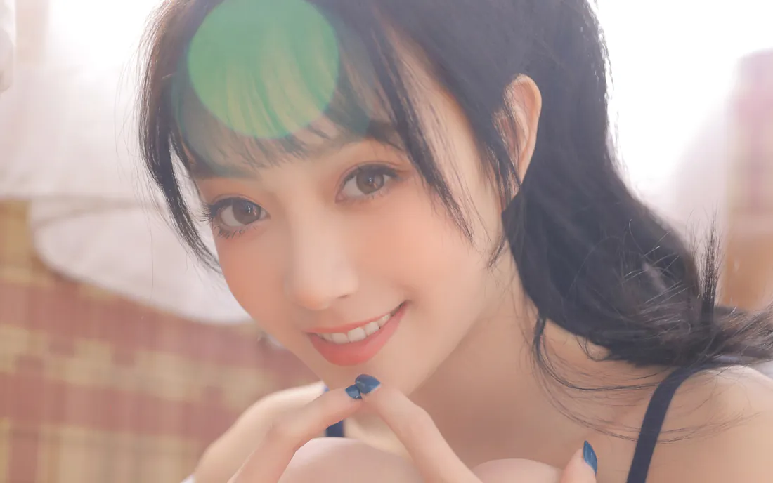 2k甜美女神壁纸|暖光少女写真背景图片 - 清新治愈「哲风壁纸」 暖光室内近景,黑发齐刘海少女微笑,双手轻抬,背景柔和虚化。
