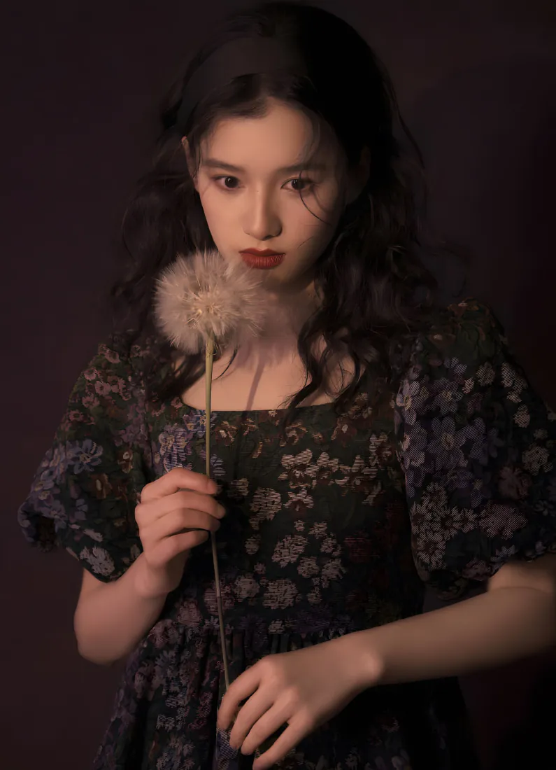 暗调复古油画风画面，张婧仪身着碎花方领连衣裙，手持蒲公英，卷发造型氛围感十足。