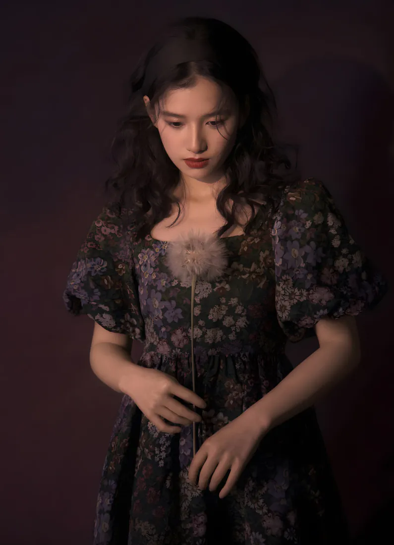 暗调背景下张婧仪身着碎花方领泡泡袖裙，低头垂眸，氛围复古柔美