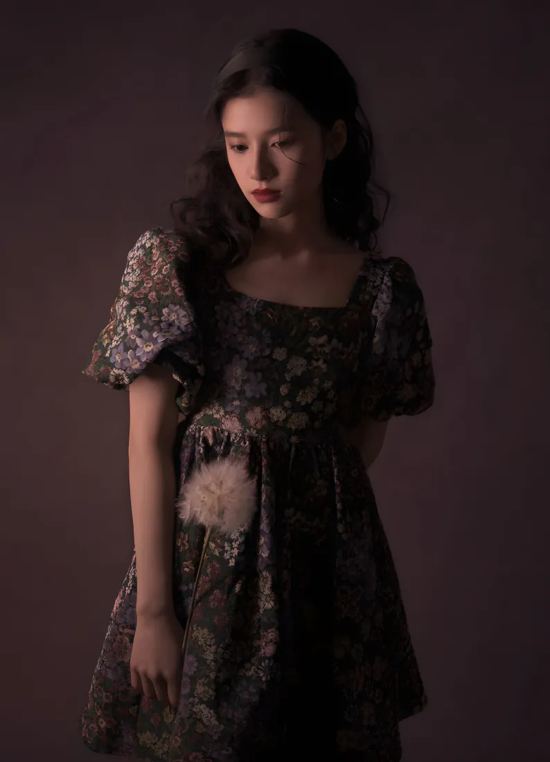 《张婧仪》手机壁纸-油画风背景图片碎花裙「哲风壁纸」 《张婧仪》手机壁纸-油画风背景图片碎花裙「哲风壁纸」