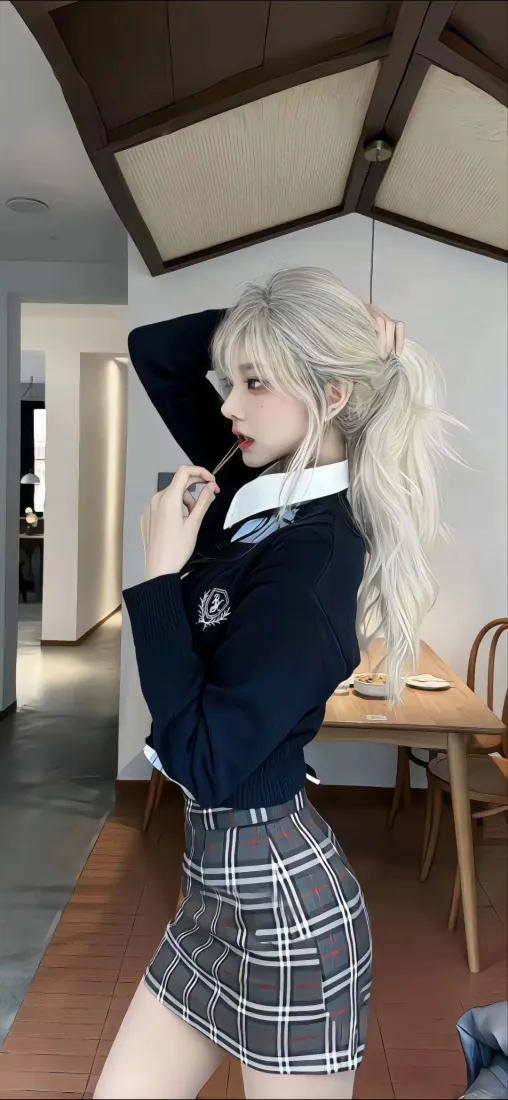 白发高马尾女生身着藏青学院制服与格纹短裙，在室内抬手整理头发。