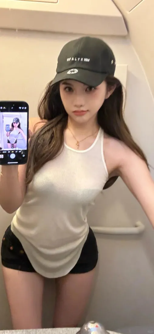 性感美女戴帽自拍壁纸｜白透上衣短裤超吸睛「哲风壁纸」