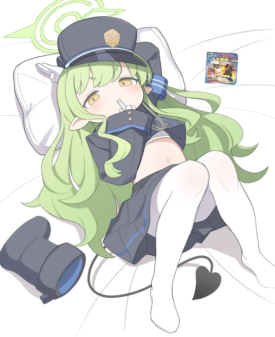 绿发精灵耳警察少女身着短款制服，慵懒躺卧在白色床面，叼着棒棒糖神态松弛。