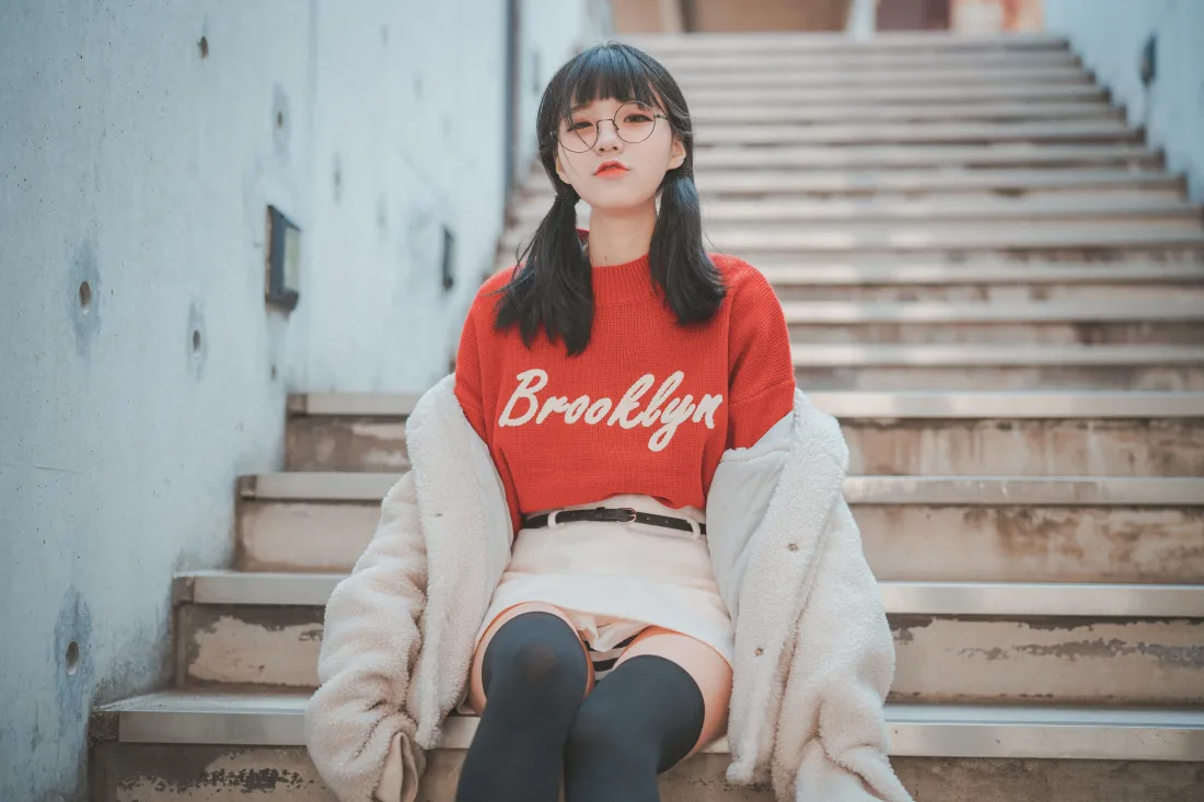 6k红衣少女坐楼梯背景图片 - 时尚穿搭少女风「哲风壁纸」