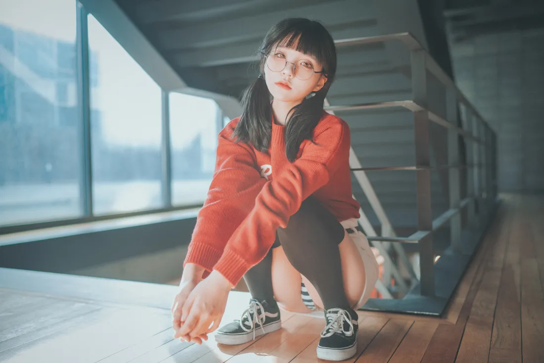 6k红衣少女蹲姿壁纸|室内背景图片 - 可爱少女「哲风壁纸」 6k红衣少女蹲姿壁纸|室内背景图片 - 可爱少女「哲风壁纸」