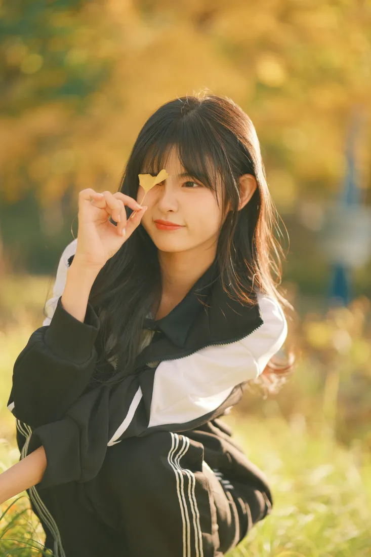校服少女户外蹲姿壁纸|清新甜美笑容背景「哲风壁纸」 校服少女户外蹲姿壁纸|清新甜美笑容背景「哲风壁纸」