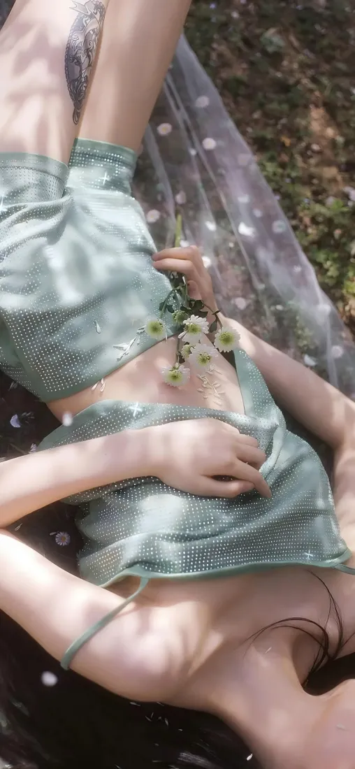 性感美女户外写真壁纸｜清新自然背景图片「哲风壁纸」