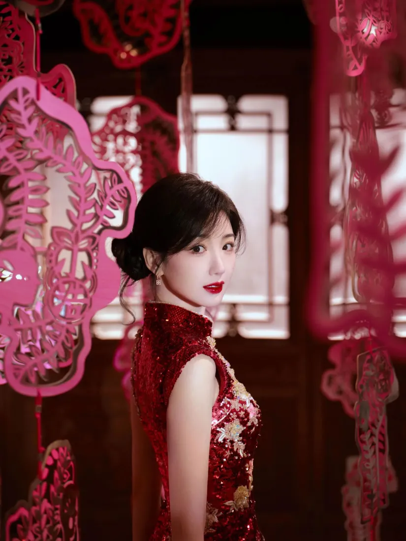 红衣女子旗袍装手机壁纸|喜庆剪纸背景图片 - 古典美女「哲风壁纸」 红衣女子旗袍装手机壁纸|喜庆剪纸背景图片 - 古典美女「哲风壁纸」