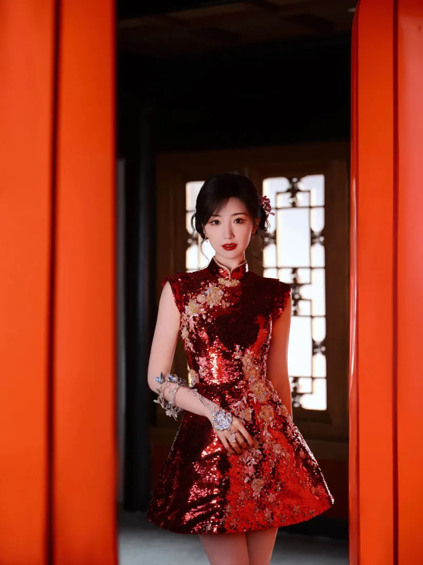 毛晓彤红色旗袍手机壁纸|古典美人背景图片「哲风壁纸」 毛晓彤红色旗袍手机壁纸|古典美人背景图片「哲风壁纸」