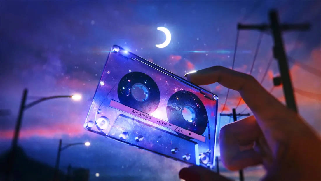 一只手举着透明星空磁带，背景是紫蓝渐变的黄昏夜空、弯月与街灯。