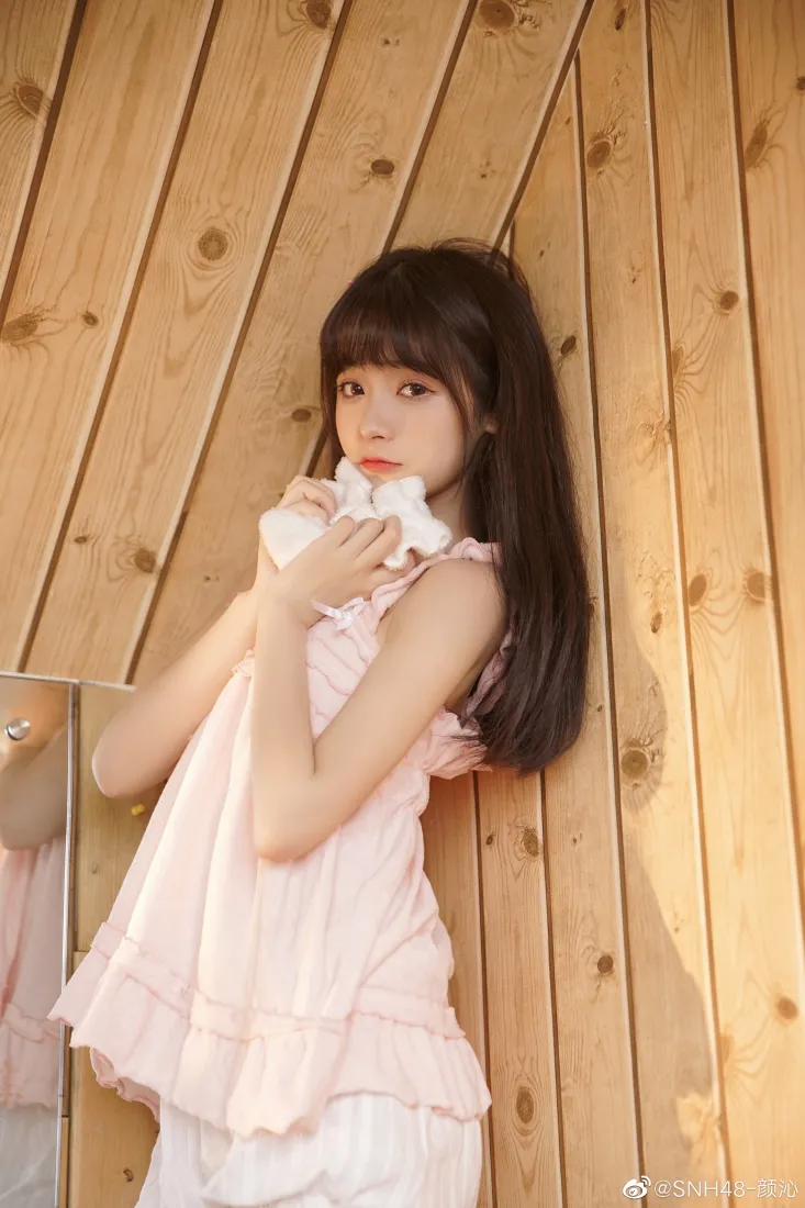 甜美少女手机壁纸|木质背景图片 - 清新风「哲风壁纸」 甜美少女手机壁纸|木质背景图片 - 清新风「哲风壁纸」