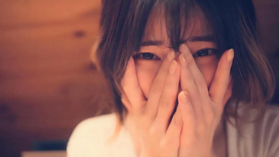 4k捂面少女壁纸｜室内暖光女生背景图片 - 治愈温馨「哲风壁纸」