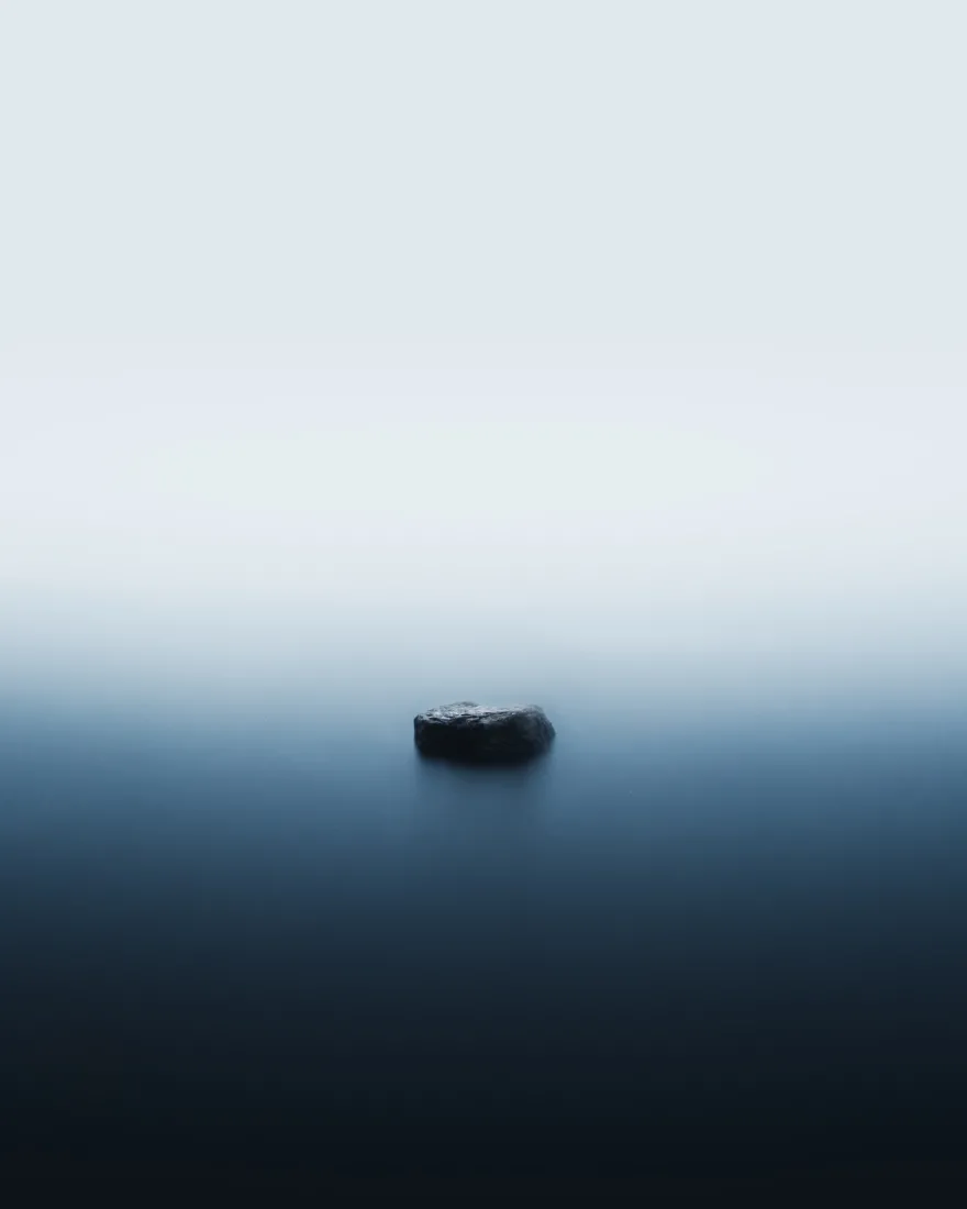 孤石大海手机壁纸|静谧雾感海面背景图片 - 极简风光「哲风壁纸」 孤石大海手机壁纸|静谧雾感海面背景图片 - 极简风光「哲风壁纸」
