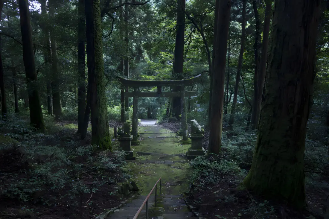 3k日本神社壁纸｜山间丛林背景图片 - 静谧之景「哲风壁纸」