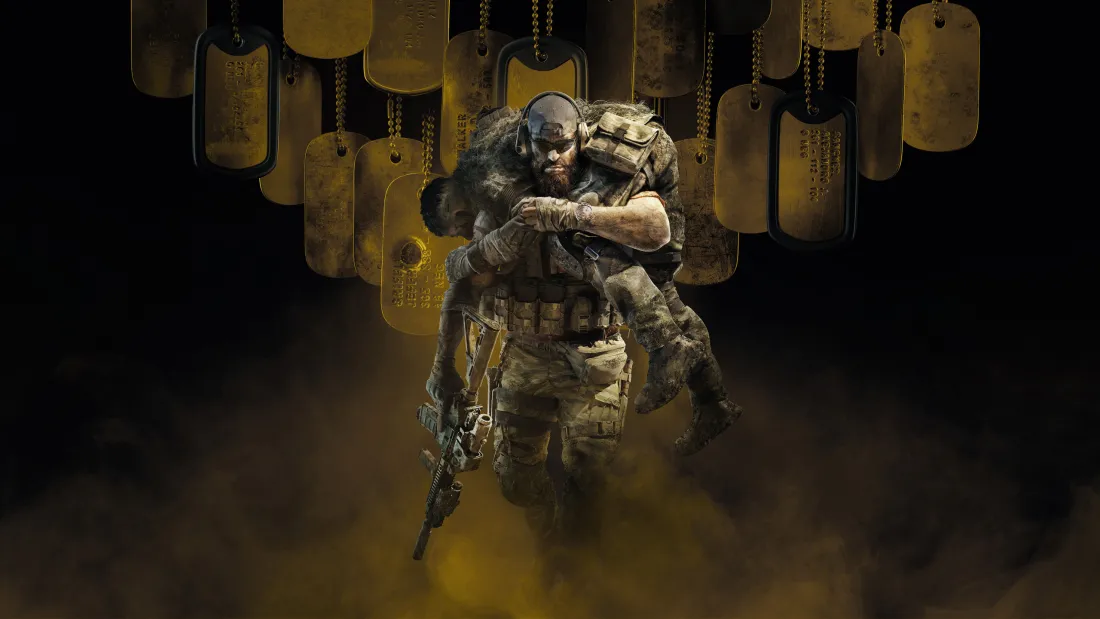 身着迷彩作战服的士兵背负战友前行，身后悬挂多枚军用身份牌。