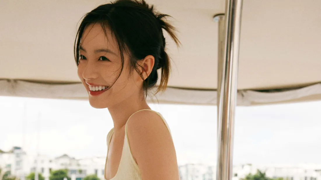 5k李庚希壁纸|户外写真背景图片 - 清新笑容「哲风壁纸」 李庚希扎丸子头穿浅色吊带,在户外遮阳篷下侧身回头展露灿烂笑容。