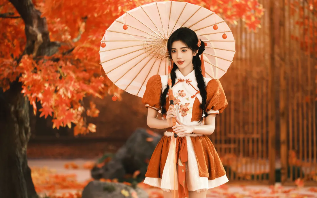 秋日红枫树下，双麻花辫女子身着橙白国风短裙，手持油纸伞站立。