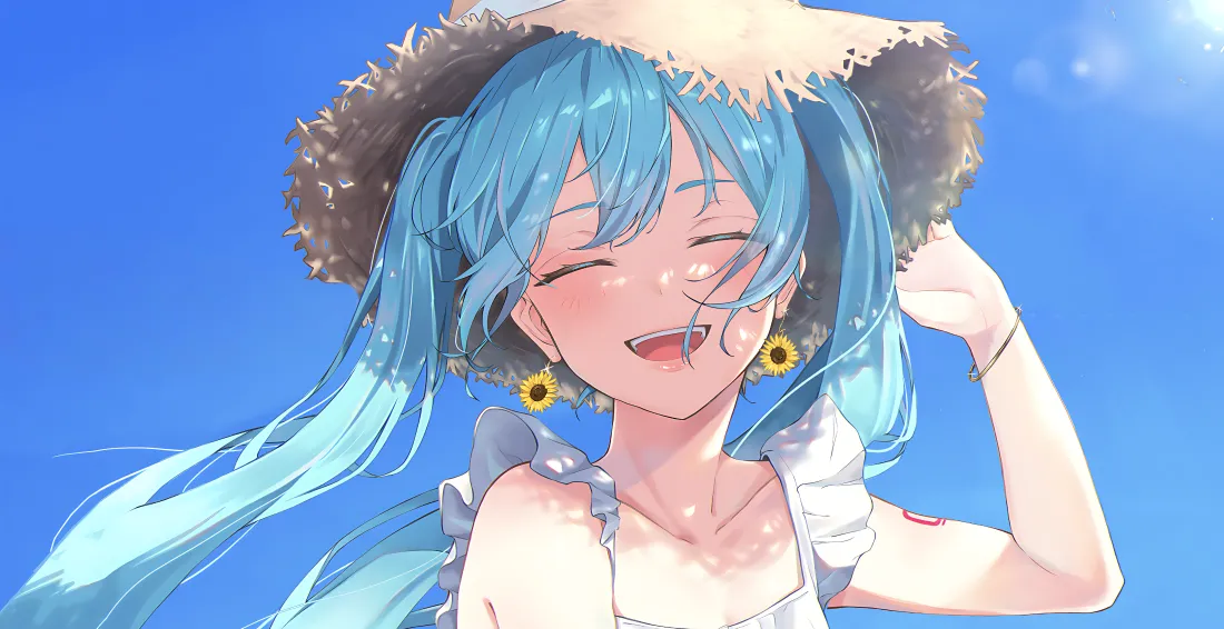 蓝发双马尾初音戴草帽，在晴蓝天空下眯眼开怀笑，佩戴向日葵耳饰。