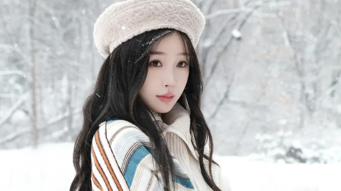 5k虞书欣壁纸|雪地林间背景图片 - 冬日清新写真「哲风壁纸」 虞书欣身着冬季服饰,站在积雪覆盖的林间,背景虚化,氛围清新柔和。