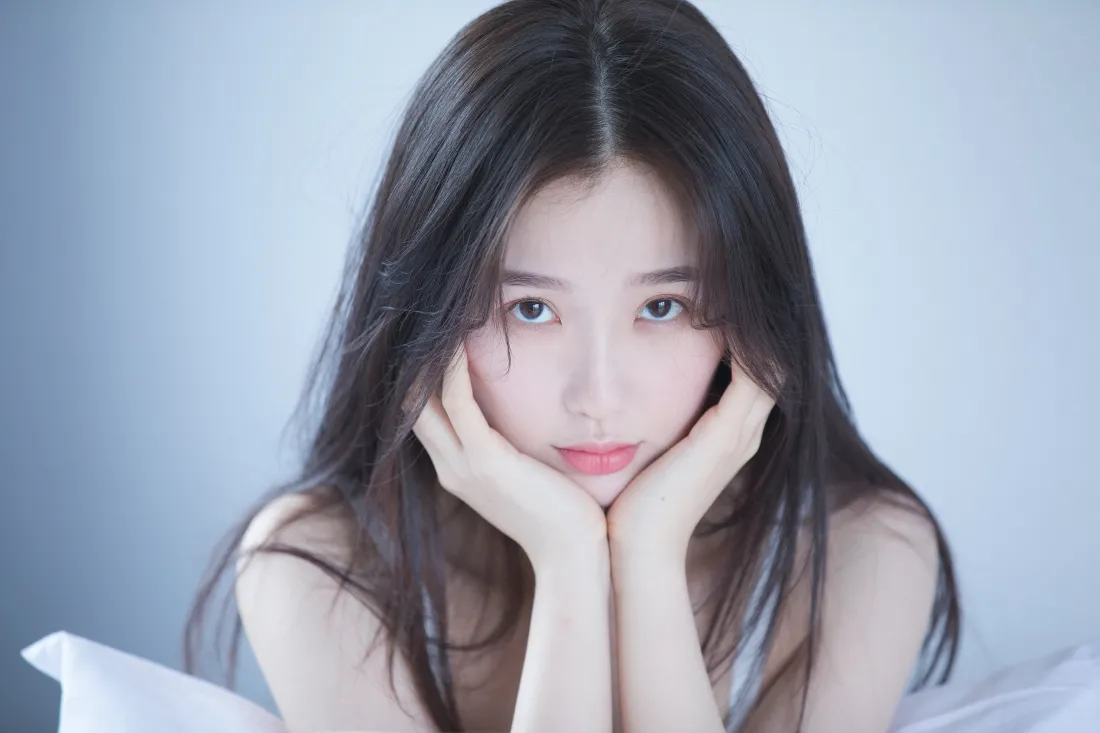 3k美女写真|少女背景图片 - 托腮浅笑「哲风壁纸」 长发少女双手托腮浅笑,浅蓝白柔和背景,氛围清新柔美