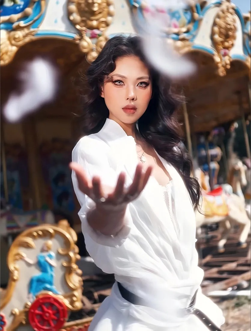 黑长卷发白衣女子立于旋转木马前，伸手向前，背景虚化梦幻。