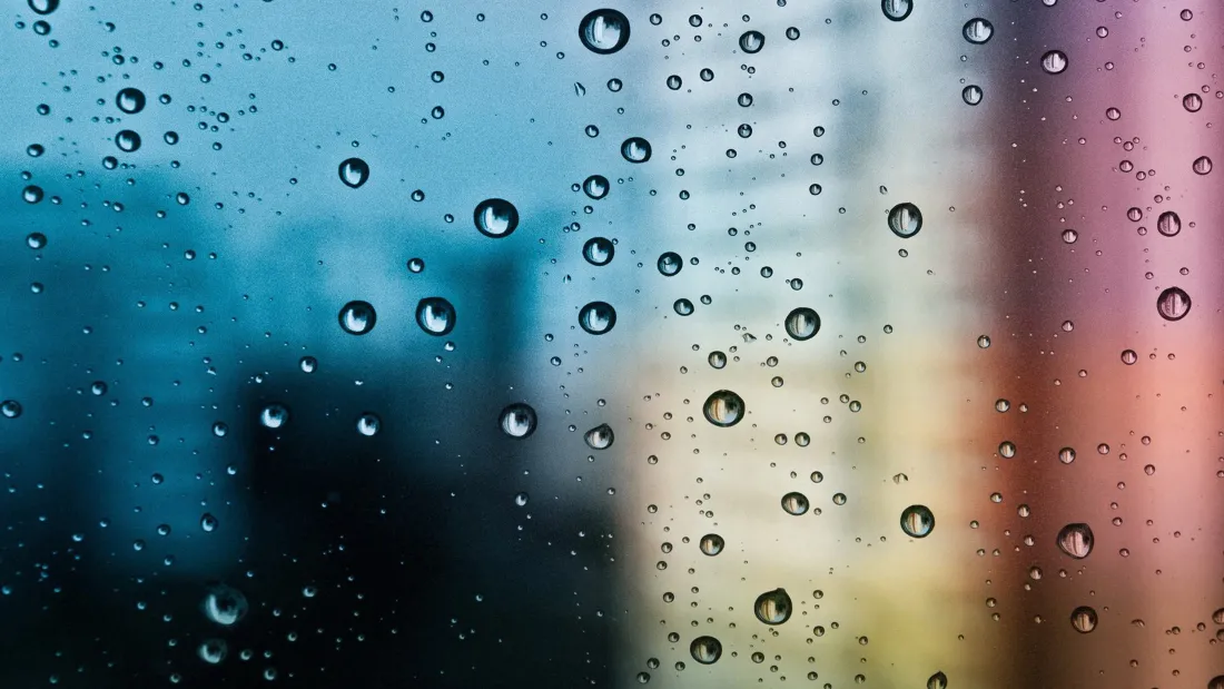 8k雨滴壁纸｜窗外雨景背景图片 - 唯美雨幕「哲风壁纸」