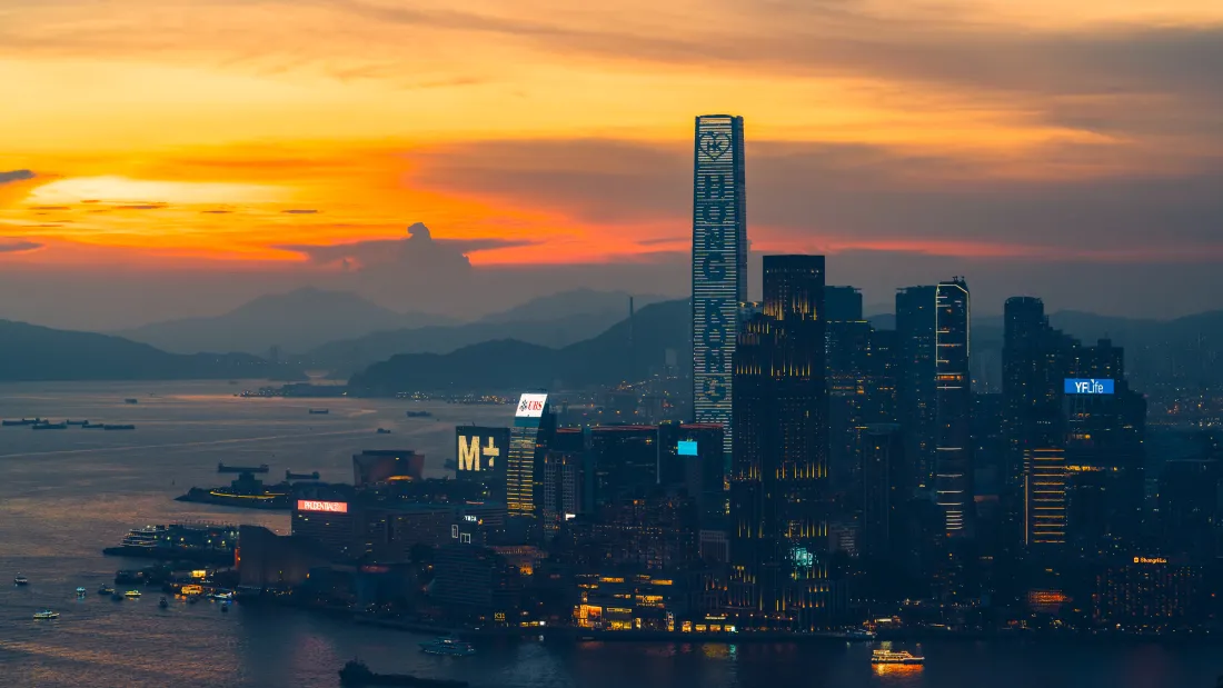 5k香港黄昏壁纸|城市背景图片 - 高楼美景「哲风壁纸」 香港维多利亚港黄昏时分的城市天际线,橙红晚霞映衬下的高楼与海面