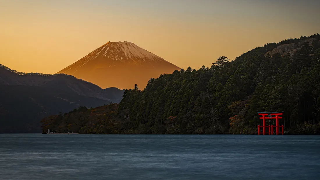 4k黄昏富士山壁纸｜湖泊背景图片 - 箱根鸟居「哲风壁纸」