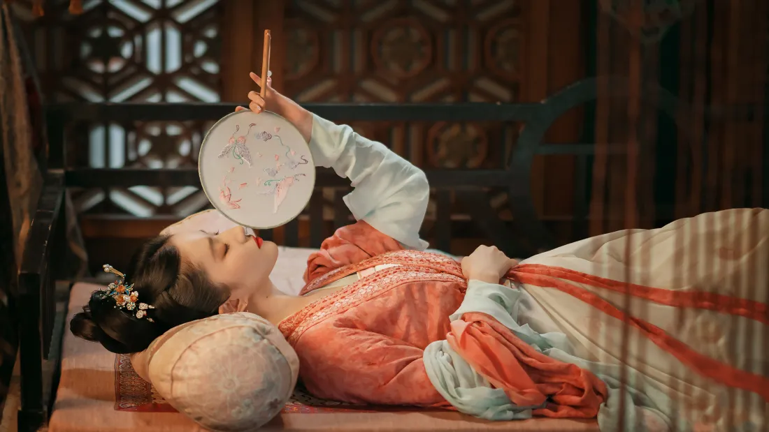 2k古风美女壁纸｜古典背景图片 - 侧卧持扇「哲风壁纸」