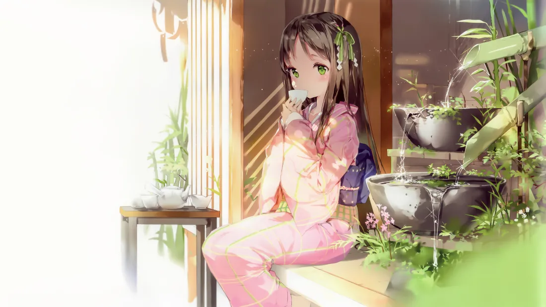 穿粉色和服的长发绿眼少女坐在日式茶室边，手持茶杯，身旁环绕绿植与流水石钵。