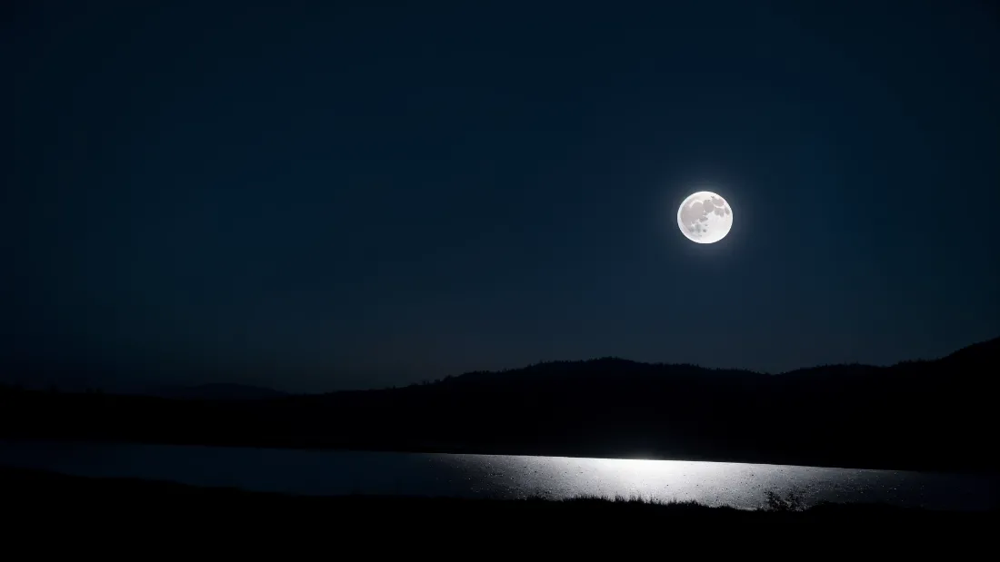 2k月夜壁纸|星空背景图片 - 湖山月影「哲风壁纸」 满月悬于夜空,月光在湖面形成亮带,远山呈深色剪影。