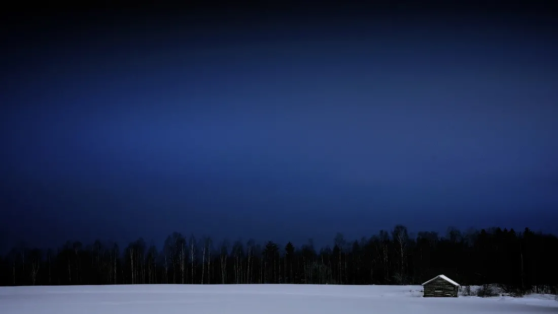 2k雪夜小木屋壁纸|静谧雪景背景图片 - 自然「哲风壁纸」 雪夜旷野中,深蓝色夜空下林缘坐落着一座覆雪小木屋。