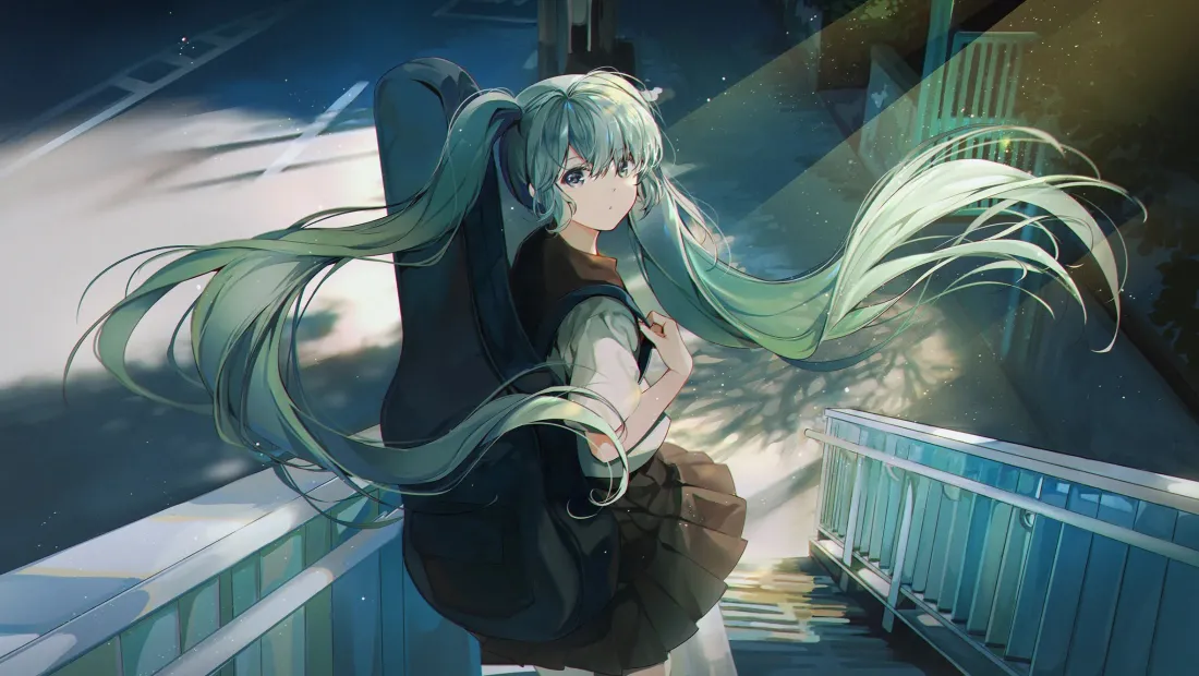 初音未来身着水手服站在天桥上，长发随风飘动，背景是朦胧的城市街景。