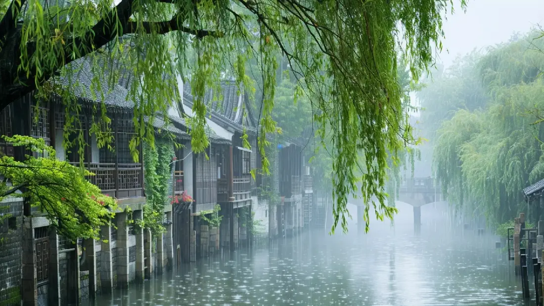 烟雨笼罩的江南水乡河道，垂柳垂落，两岸临水古民居隐于薄雾中。