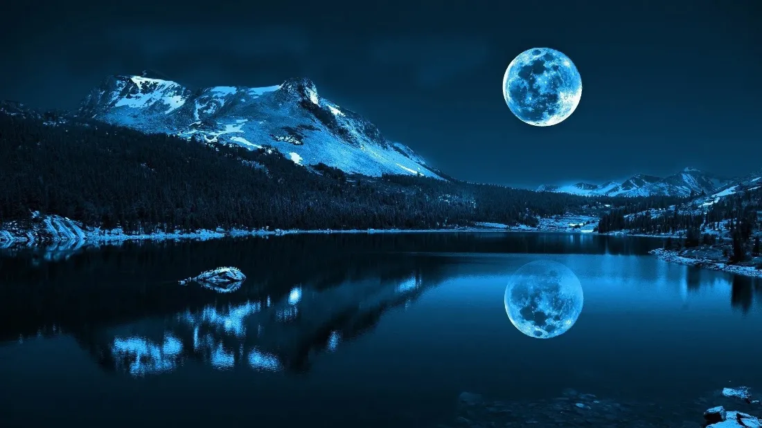 月夜下的雪山湖泊，满月高悬，湖面清晰倒映雪山与圆月