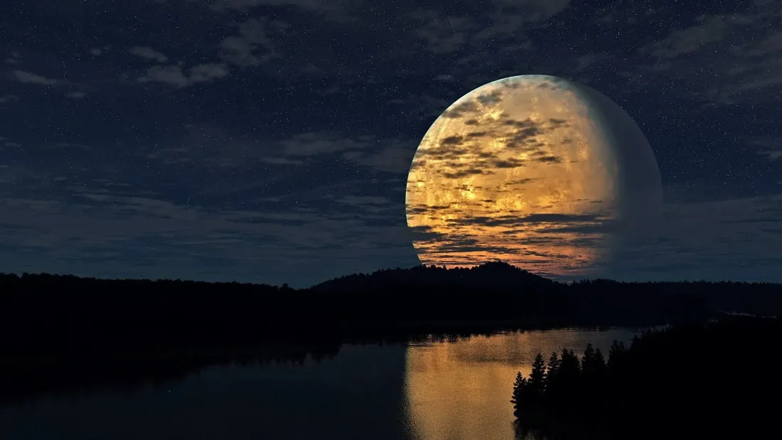 暗蓝夜空下，巨型满月悬于湖岸山影之上，湖面映出暖金色月影。