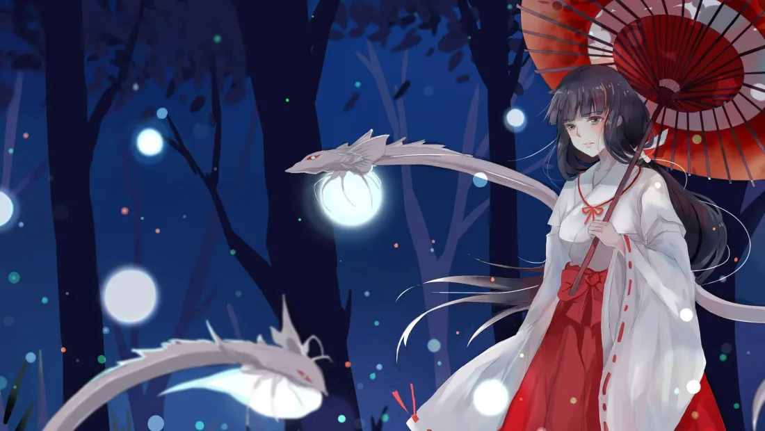 月夜森林中，持红伞的巫女桔梗与白龙相伴，萤火光点漂浮林间。